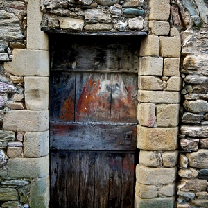 Vieille porte en bois encadrée de pierres taillés et bruts - Italie  - collection de photos clin d'oeil, catégorie portes